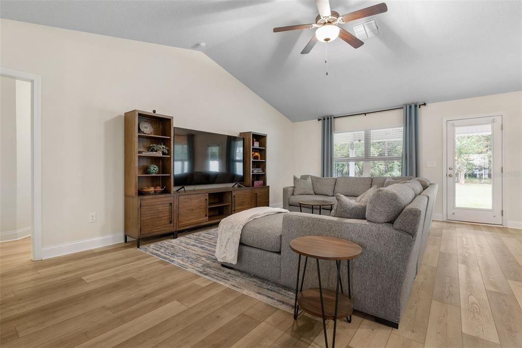 For Sale: $400,000 (4 beds, 3 baths, 2078 Square Feet)