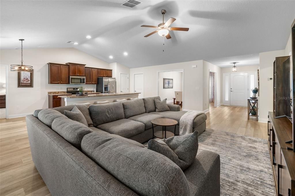 For Sale: $400,000 (4 beds, 3 baths, 2078 Square Feet)