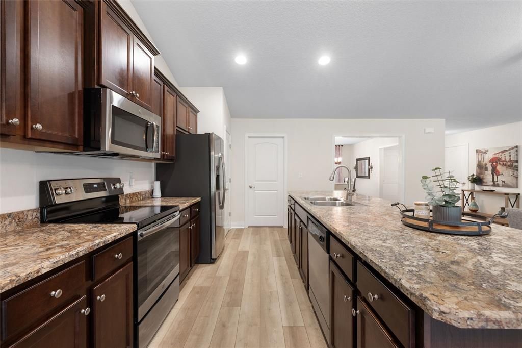 For Sale: $400,000 (4 beds, 3 baths, 2078 Square Feet)