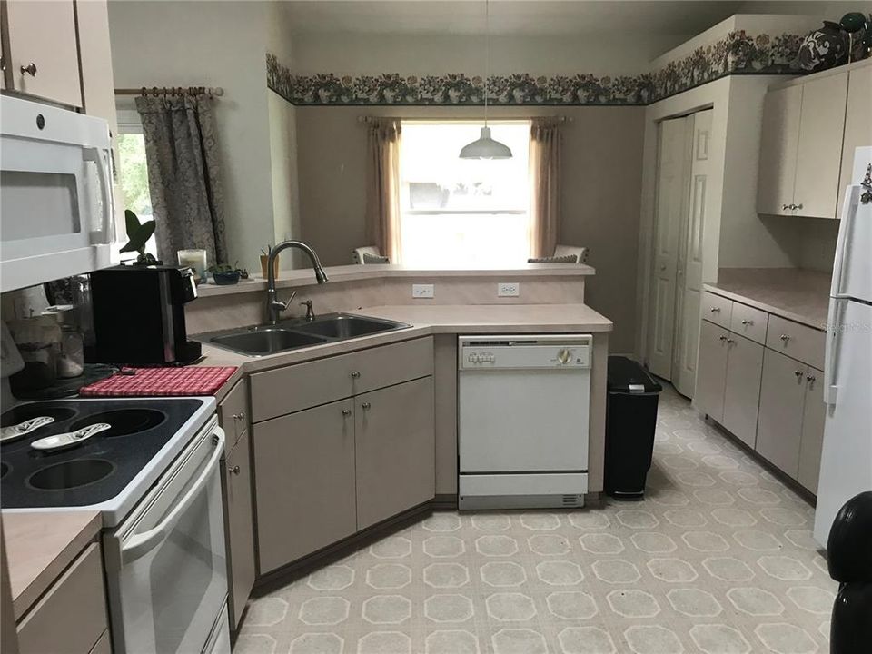 For Sale: $369,000 (3 beds, 2 baths, 2022 Square Feet)