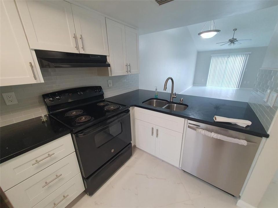 For Rent: $1,900 (2 beds, 2 baths, 1000 Square Feet)