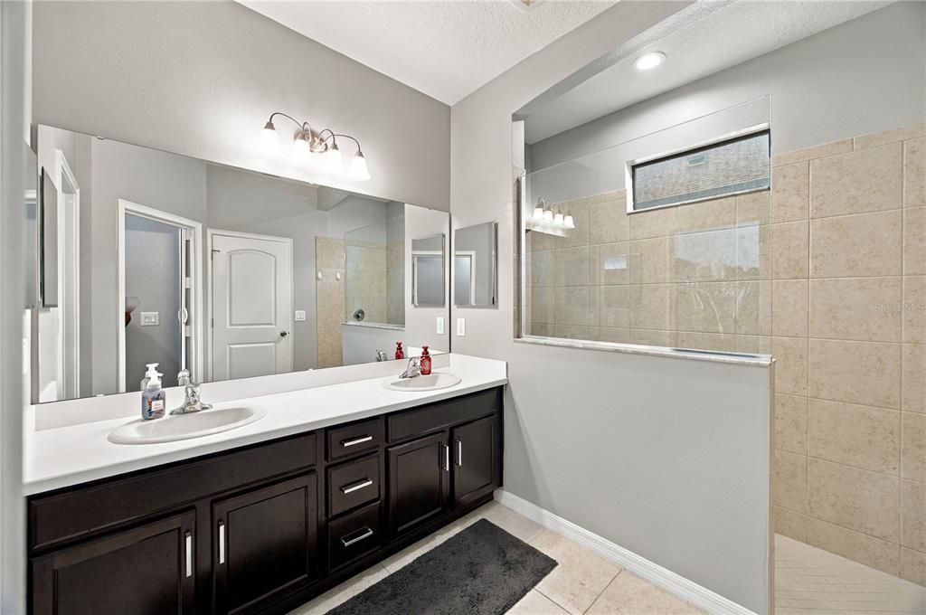 For Sale: $419,000 (5 beds, 3 baths, 2432 Square Feet)