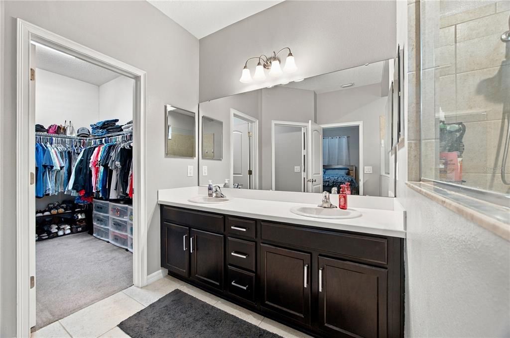 For Sale: $419,000 (5 beds, 3 baths, 2432 Square Feet)