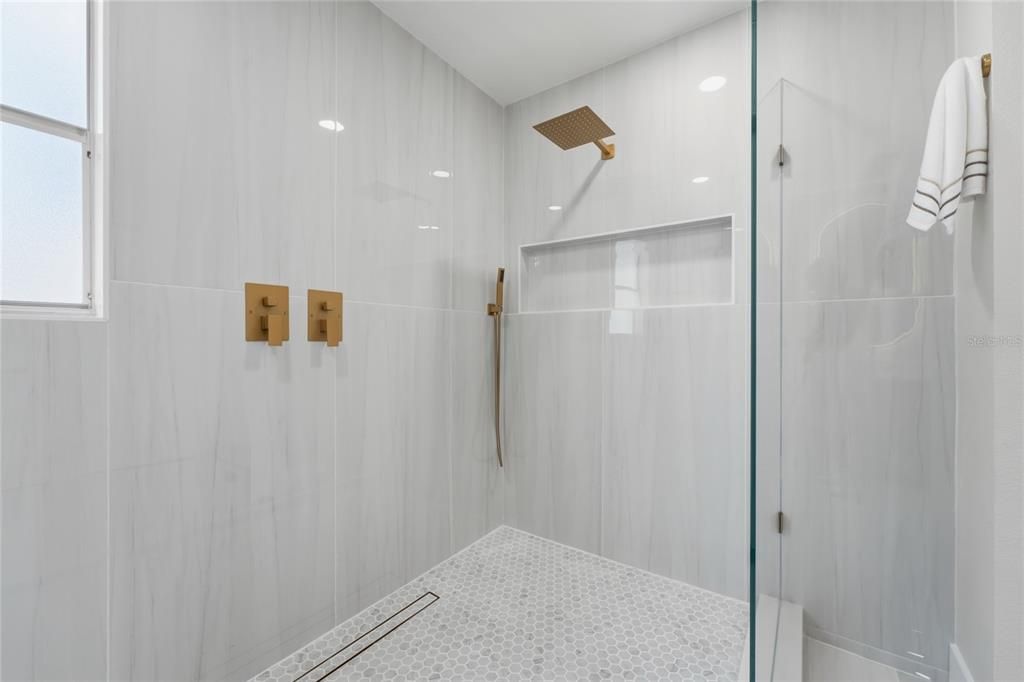 На продажу: $665,000 (6 спален, 3 ванн, 2761 Квадратных фут)