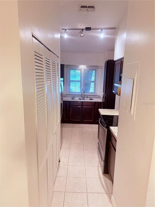 For Sale: $235,000 (2 beds, 2 baths, 952 Square Feet)
