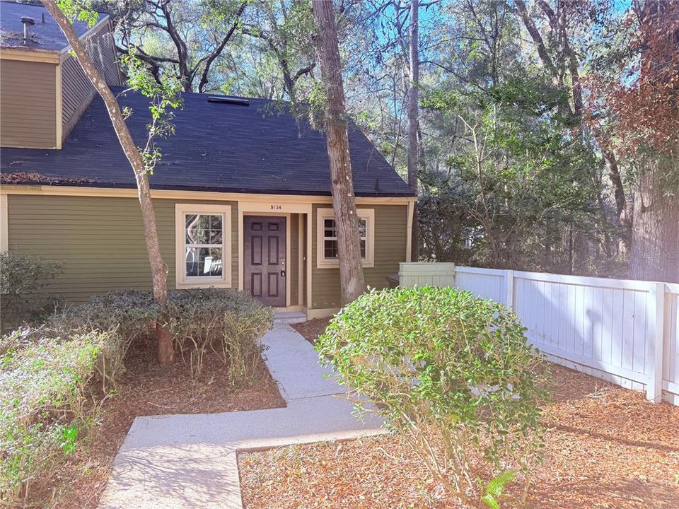For Sale: $235,000 (2 beds, 2 baths, 952 Square Feet)
