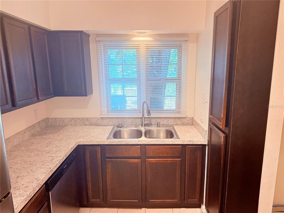 For Sale: $235,000 (2 beds, 2 baths, 952 Square Feet)