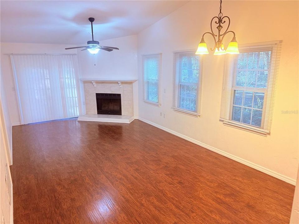 For Sale: $235,000 (2 beds, 2 baths, 952 Square Feet)
