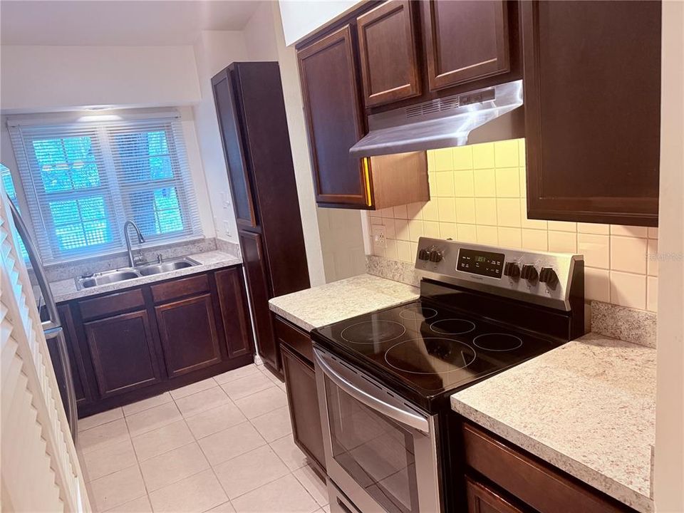 For Sale: $235,000 (2 beds, 2 baths, 952 Square Feet)