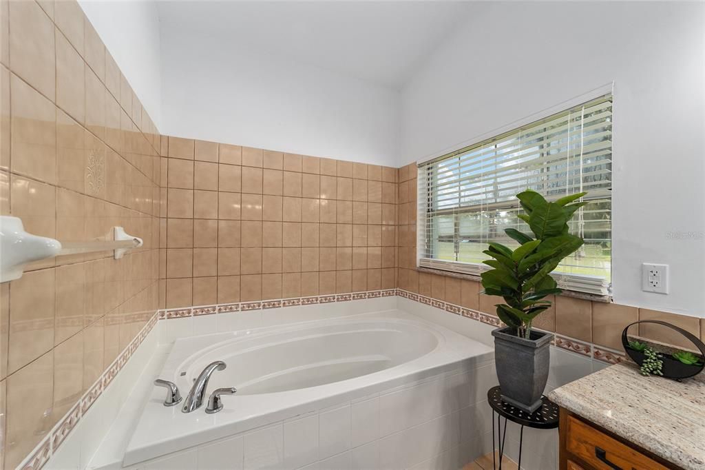 На продажу: $339,999 (3 спален, 2 ванн, 2487 Квадратных фут)