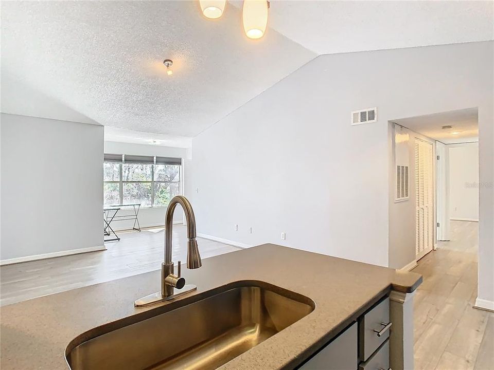 For Sale: $170,000 (2 beds, 2 baths, 1028 Square Feet)