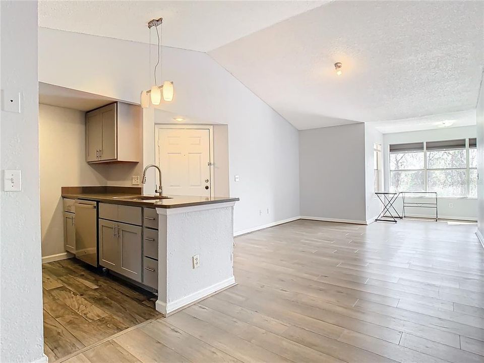 For Sale: $170,000 (2 beds, 2 baths, 1028 Square Feet)