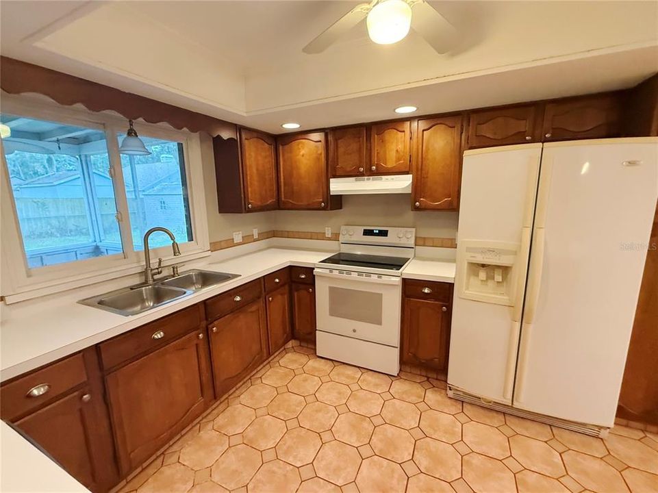 На продажу: $284,900 (4 спален, 2 ванн, 1535 Квадратных фут)