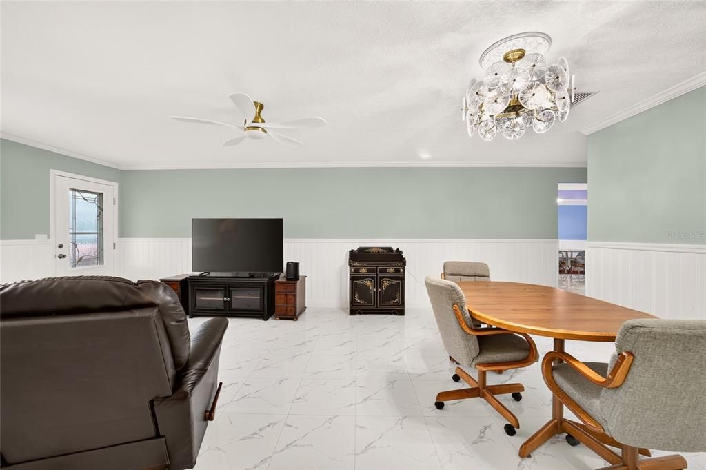 For Sale: $194,900 (2 beds, 2 baths, 1409 Square Feet)