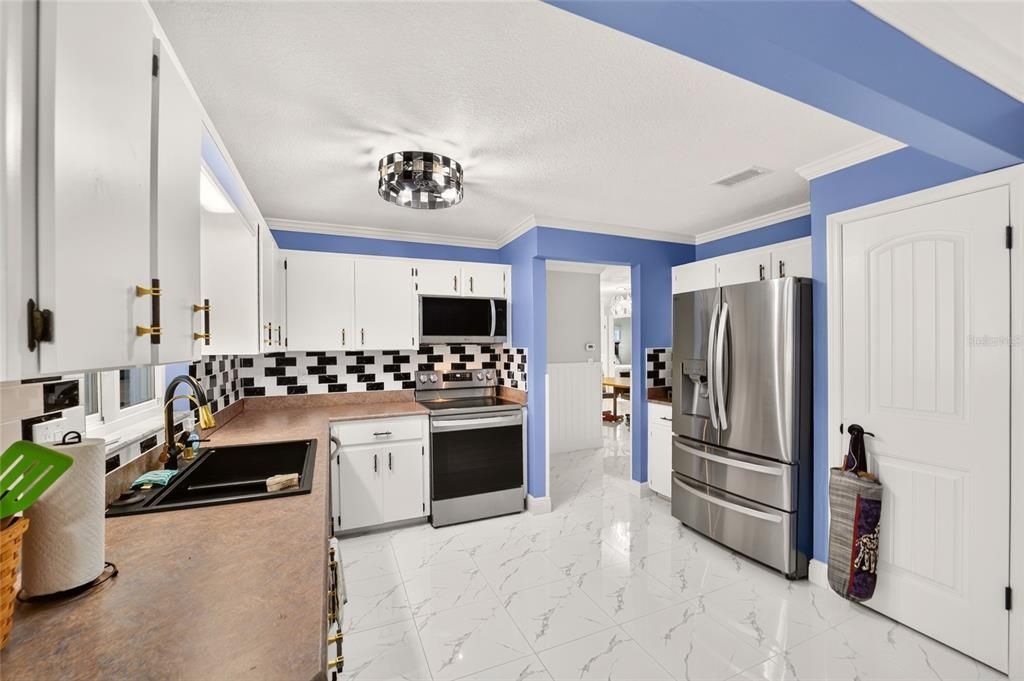 For Sale: $194,900 (2 beds, 2 baths, 1409 Square Feet)