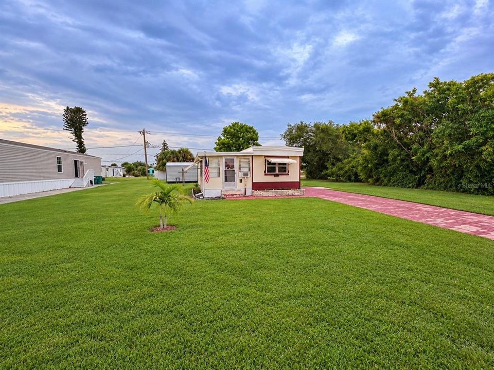 For Sale: $119,000 (2 beds, 1 baths, 654 Square Feet)