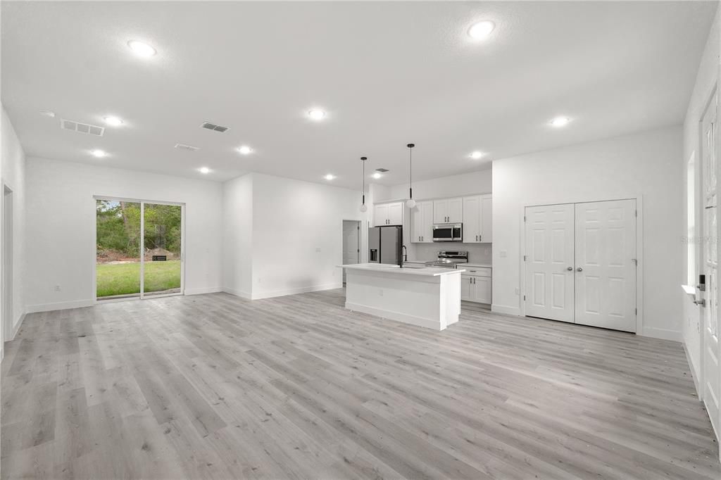 На продажу: $329,900 (4 спален, 2 ванн, 1820 Квадратных фут)