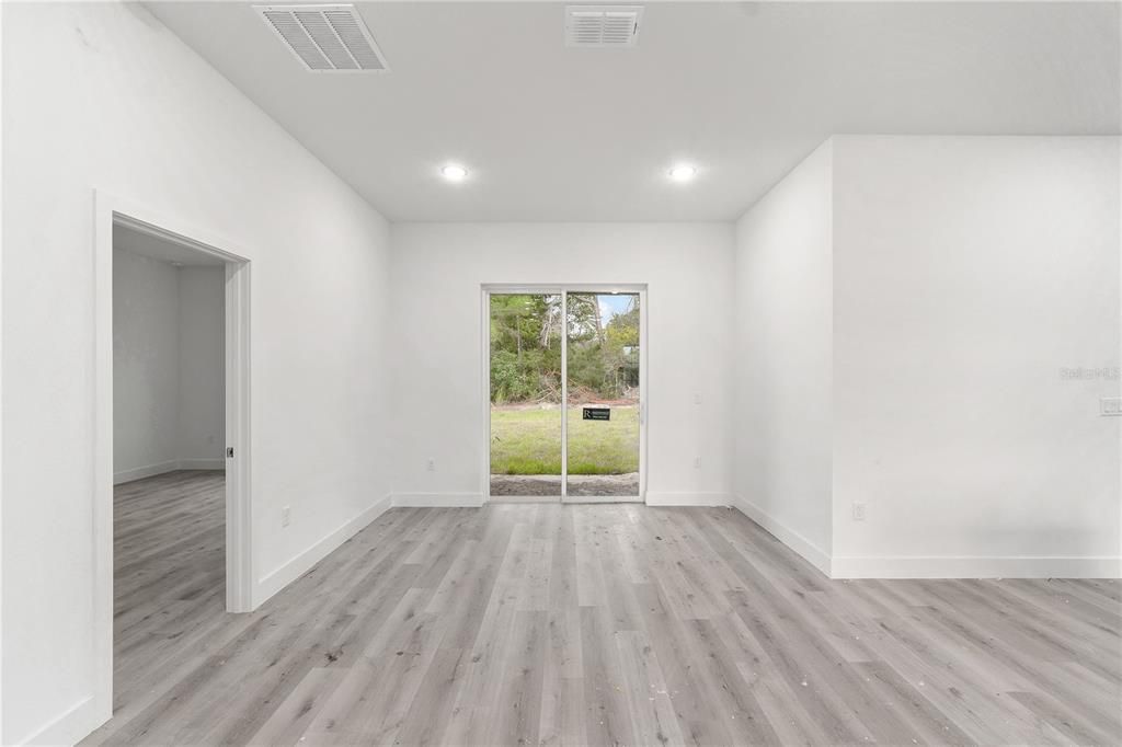 На продажу: $329,900 (4 спален, 2 ванн, 1820 Квадратных фут)