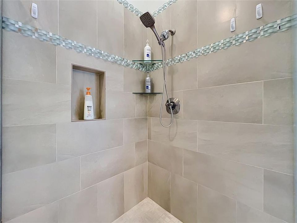 Activo con contrato: $385,000 (2 camas, 2 baños, 1502 Pies cuadrados)