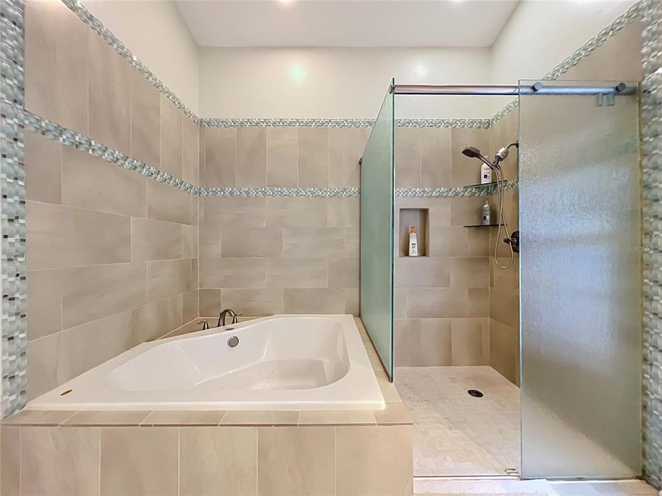 Activo con contrato: $385,000 (2 camas, 2 baños, 1502 Pies cuadrados)
