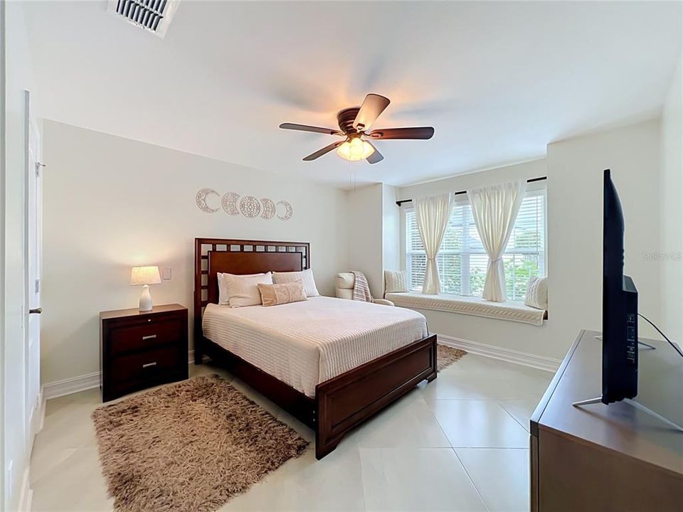 Activo con contrato: $385,000 (2 camas, 2 baños, 1502 Pies cuadrados)