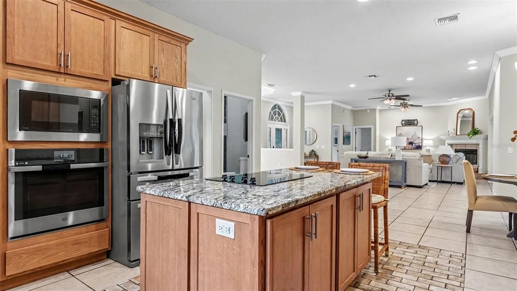 En Venta: $624,900 (3 camas, 3 baños, 2695 Pies cuadrados)