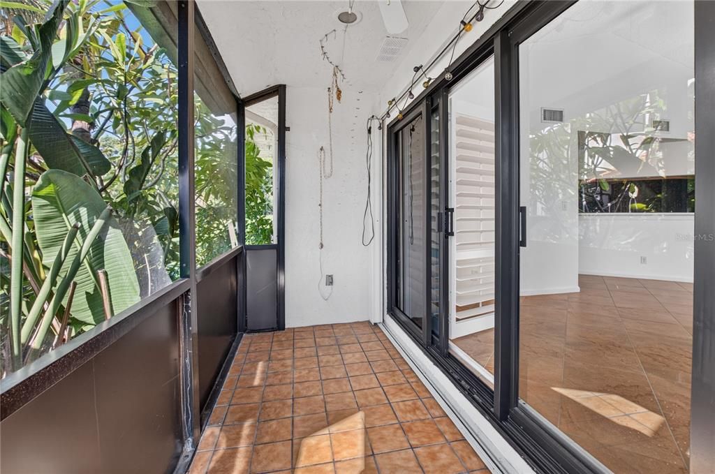 For Sale: $210,000 (2 beds, 2 baths, 996 Square Feet)