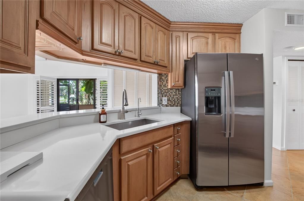 For Sale: $210,000 (2 beds, 2 baths, 996 Square Feet)