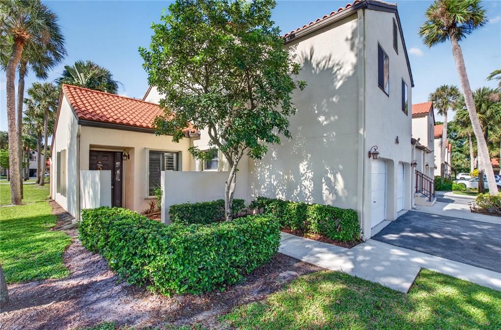 For Sale: $210,000 (2 beds, 2 baths, 996 Square Feet)
