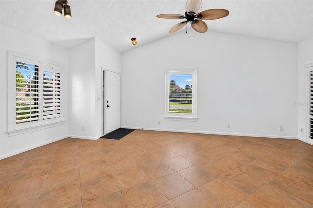 For Sale: $210,000 (2 beds, 2 baths, 996 Square Feet)