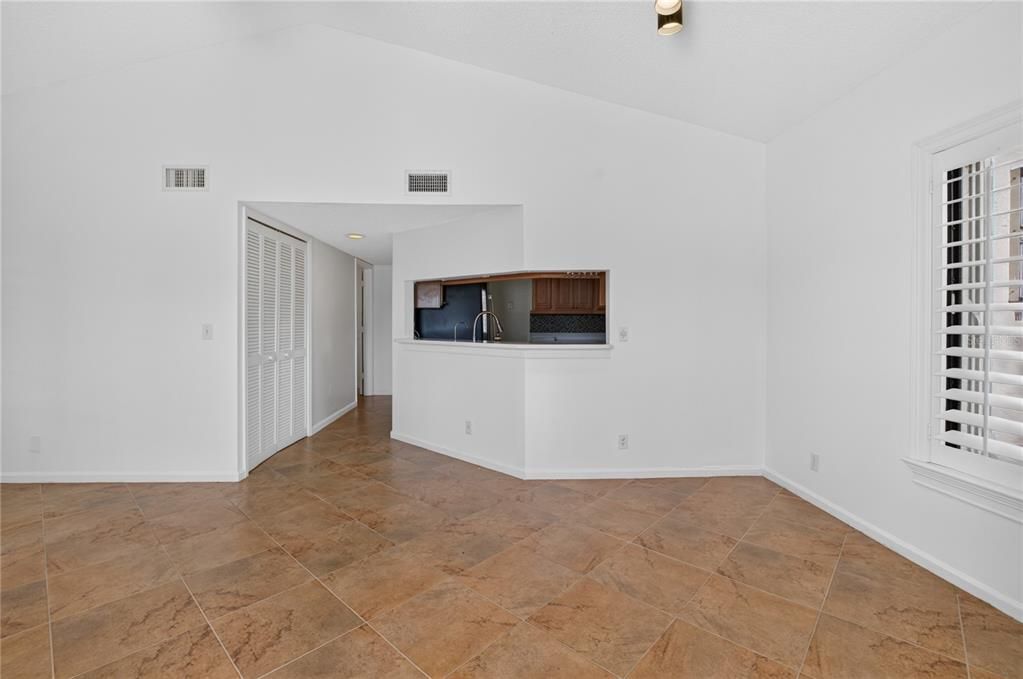 For Sale: $210,000 (2 beds, 2 baths, 996 Square Feet)