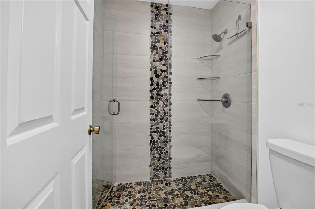 For Sale: $210,000 (2 beds, 2 baths, 996 Square Feet)