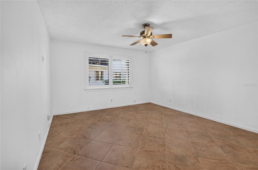 For Sale: $210,000 (2 beds, 2 baths, 996 Square Feet)