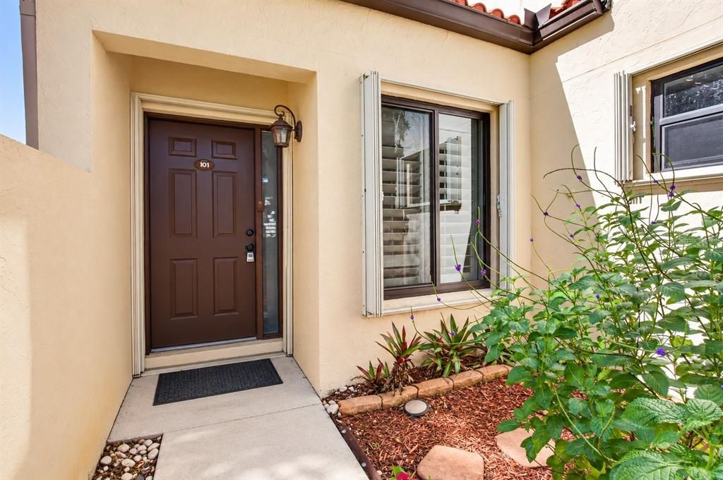 For Sale: $210,000 (2 beds, 2 baths, 996 Square Feet)