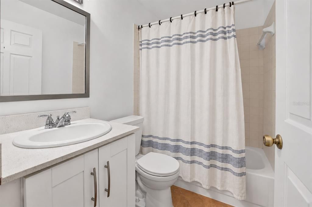 For Sale: $210,000 (2 beds, 2 baths, 996 Square Feet)
