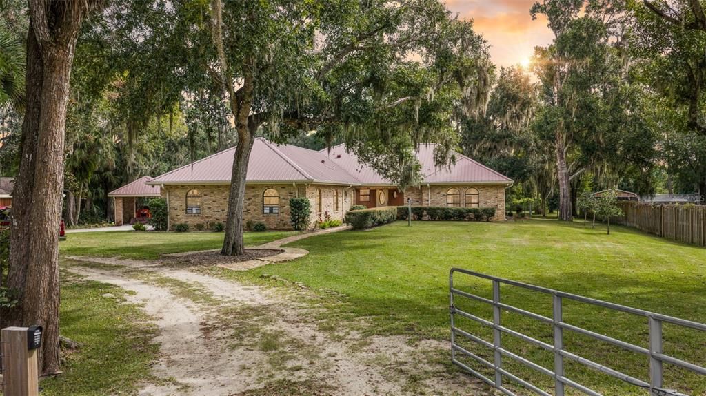 En Venta: $685,000 (3 camas, 3 baños, 2819 Pies cuadrados)