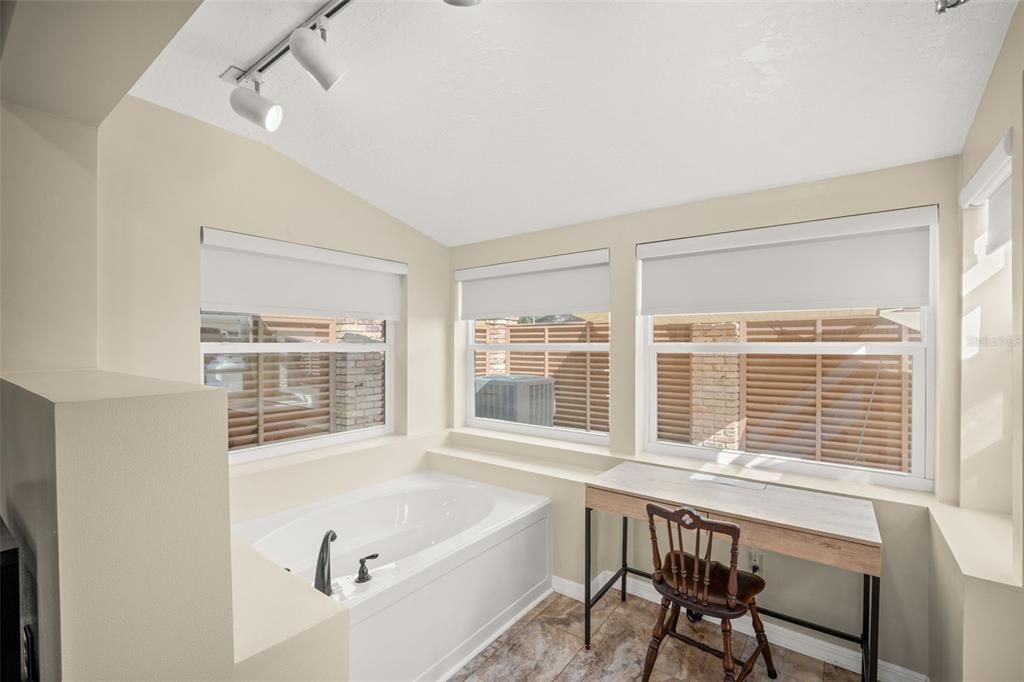 En Venta: $685,000 (3 camas, 3 baños, 2819 Pies cuadrados)