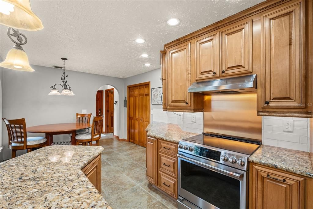 En Venta: $685,000 (3 camas, 3 baños, 2819 Pies cuadrados)