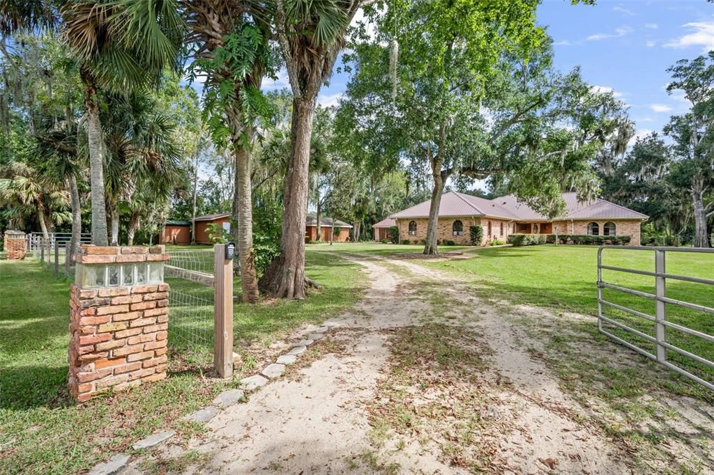 En Venta: $685,000 (3 camas, 3 baños, 2819 Pies cuadrados)