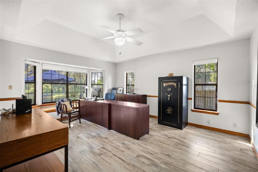 En Venta: $685,000 (3 camas, 3 baños, 2819 Pies cuadrados)