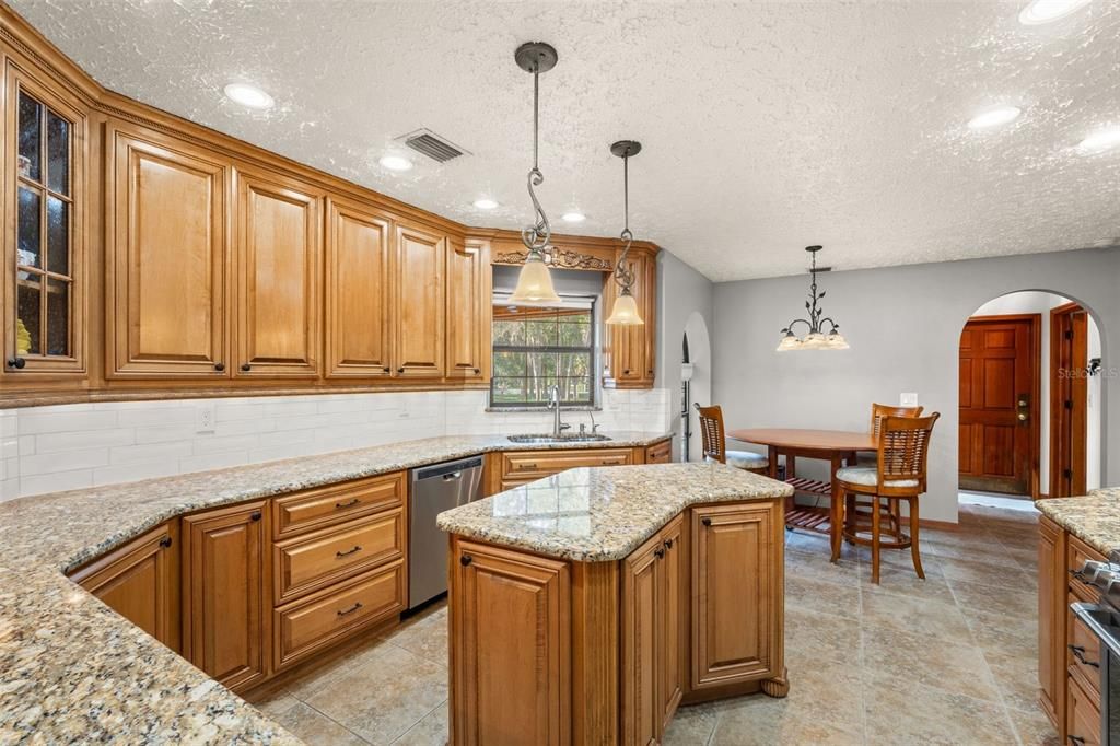 En Venta: $685,000 (3 camas, 3 baños, 2819 Pies cuadrados)