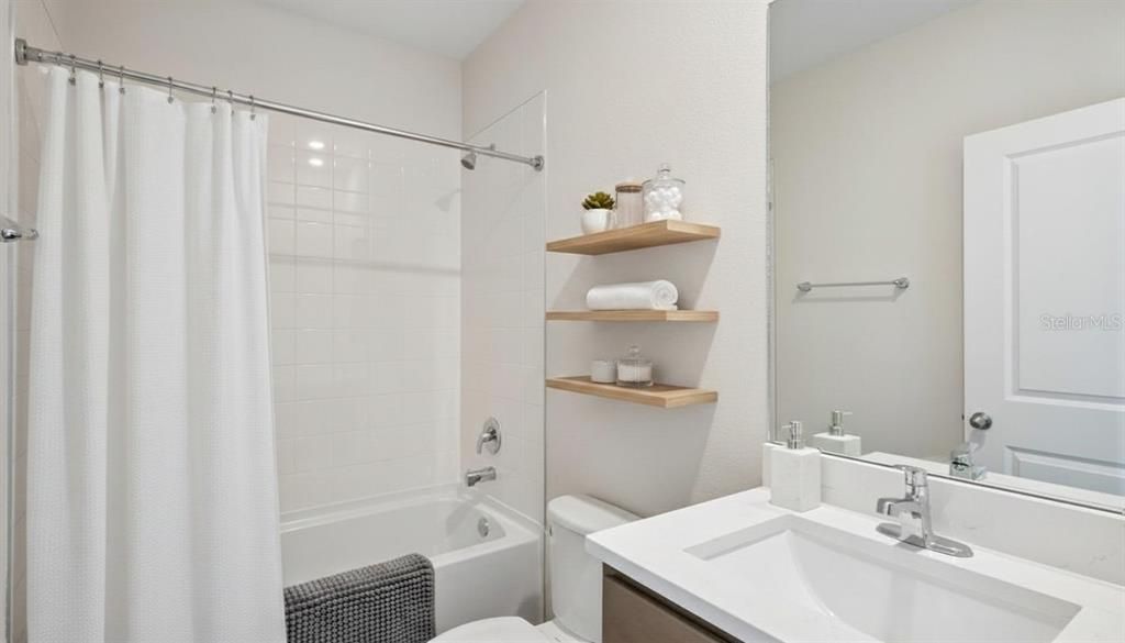 En Venta: $370,000 (4 camas, 3 baños, 2756 Pies cuadrados)