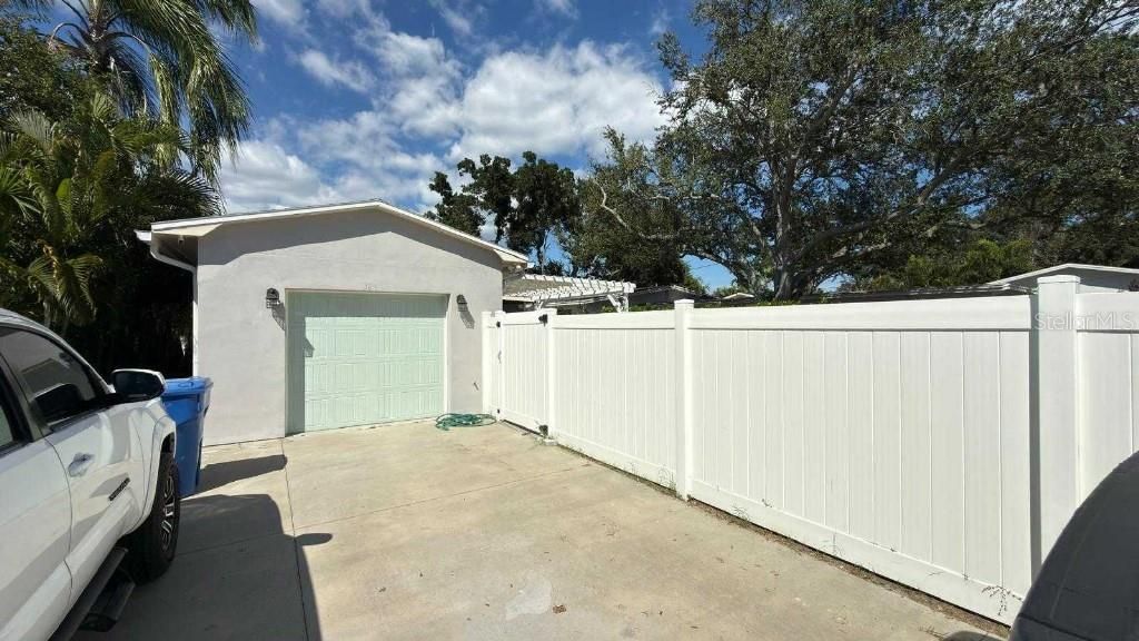 For Sale: $450,000 (2 beds, 1 baths, 1108 Square Feet)