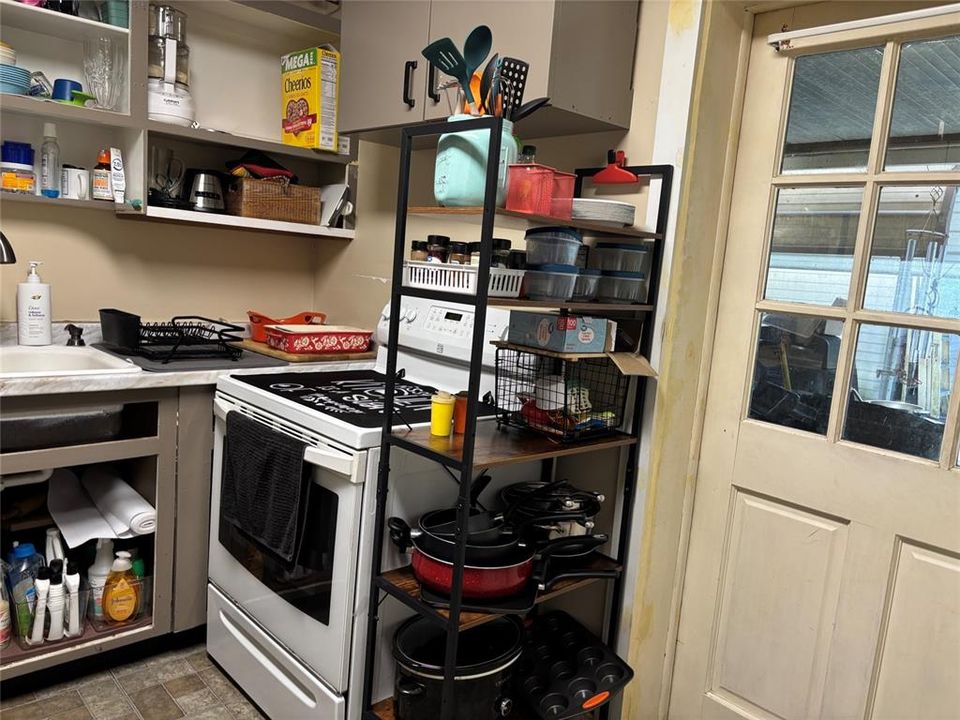 For Sale: $199,900 (3 beds, 1 baths, 912 Square Feet)