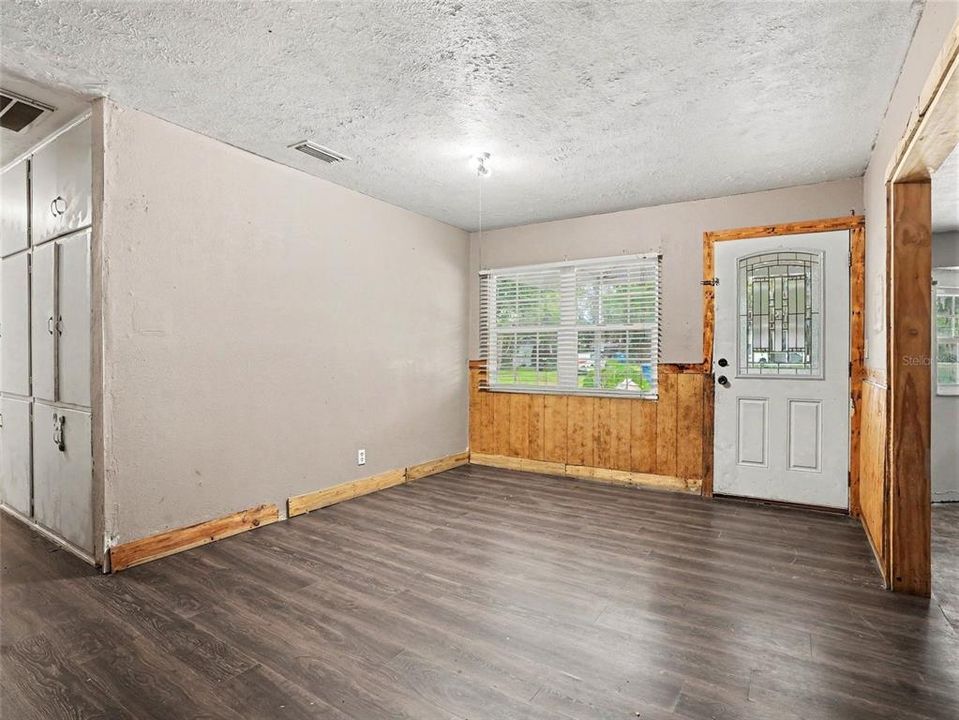 For Sale: $239,000 (5 beds, 2 baths, 1748 Square Feet)