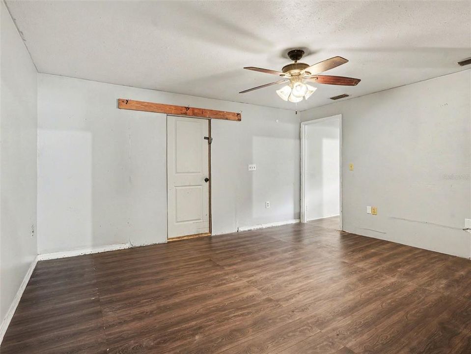 For Sale: $239,000 (5 beds, 2 baths, 1748 Square Feet)