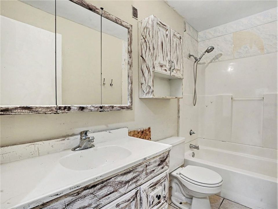 For Sale: $239,000 (5 beds, 2 baths, 1748 Square Feet)