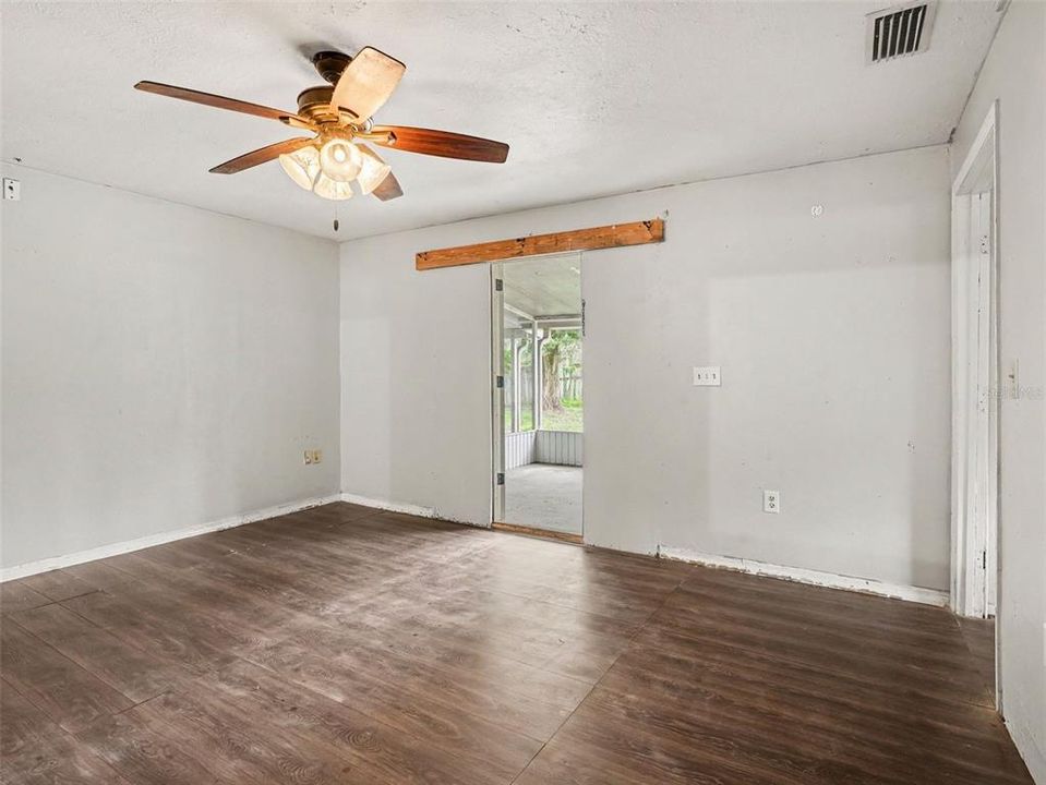 For Sale: $239,000 (5 beds, 2 baths, 1748 Square Feet)