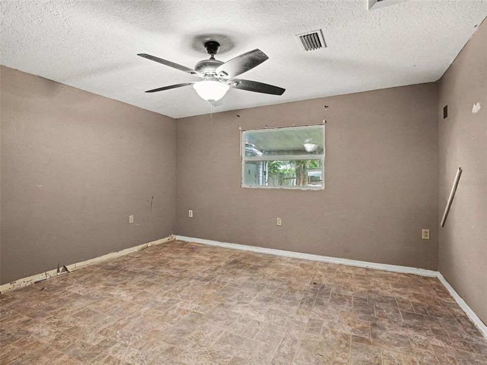For Sale: $239,000 (5 beds, 2 baths, 1748 Square Feet)