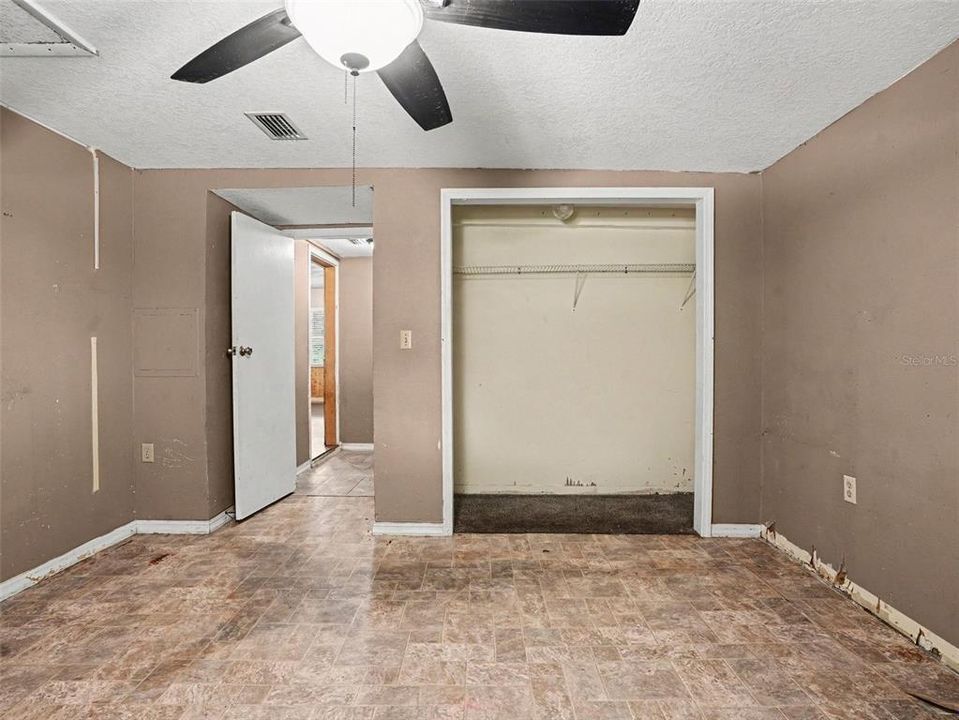 For Sale: $239,000 (5 beds, 2 baths, 1748 Square Feet)